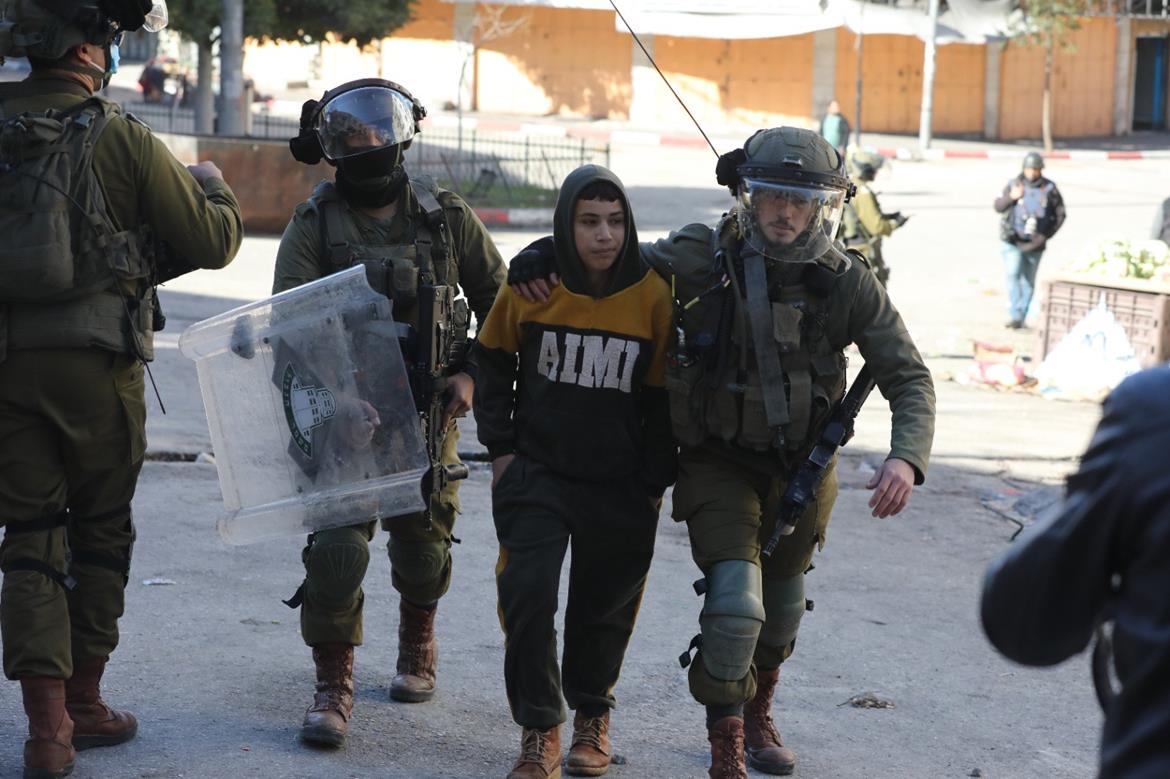 الاحتلال يعتقل فتى خلال مواجهات في الخليل (عدسة: مشهور وحواح /وفا)