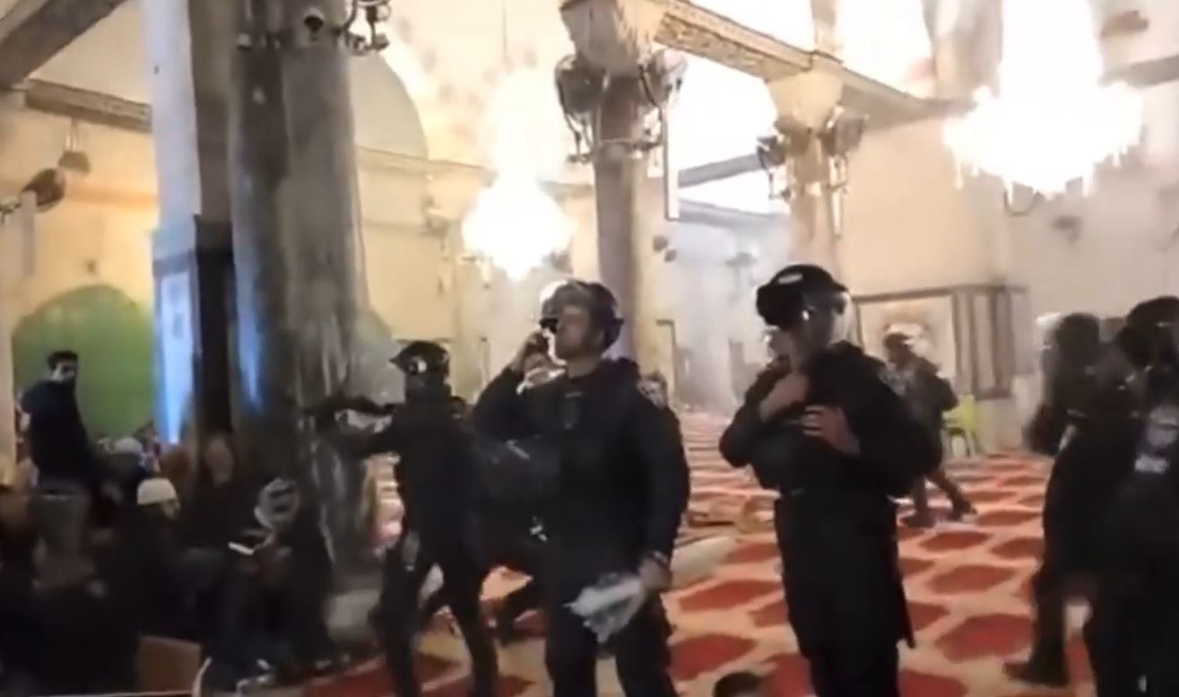 قوات الاحتلال خلال اقتحامها المسجد القبلي