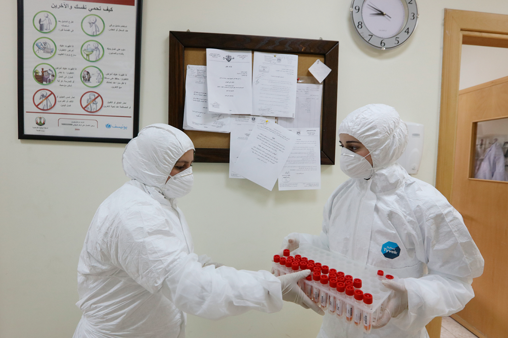  عملية فحص عينات مشبته باصابتها بفيروس كورونا في مختبرات الصحة المركزية في رام الله (أرشيف: وفا)
