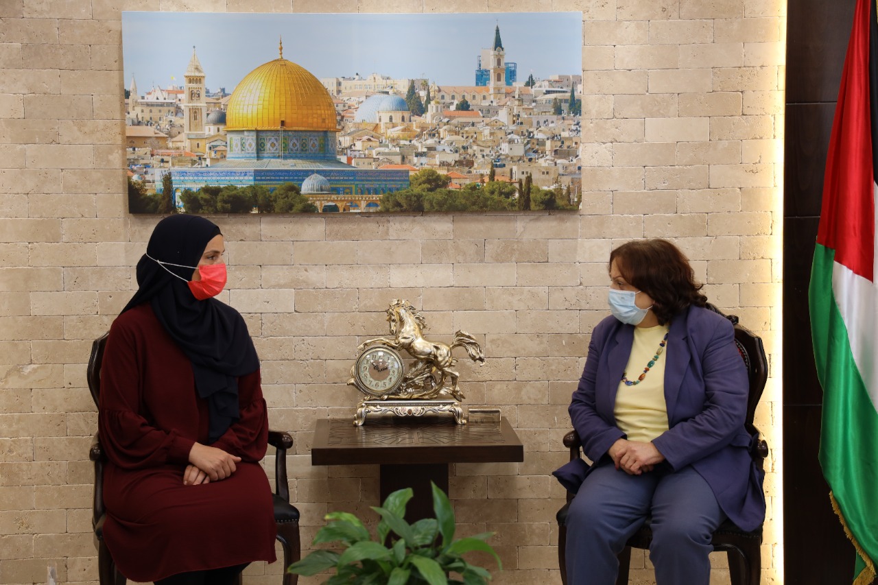 وزيرة الصحة خلال لقائها منى جعابيص شقيقة الأسيرة إسراء جعابيص