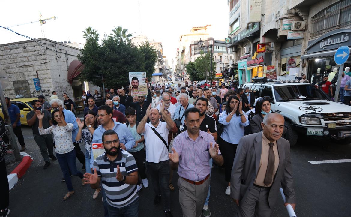 مسيرة إسنادًا للأسرى في سجون الاحتلال وسط رام الله (عدسىة: حمزة شلش/وفا)