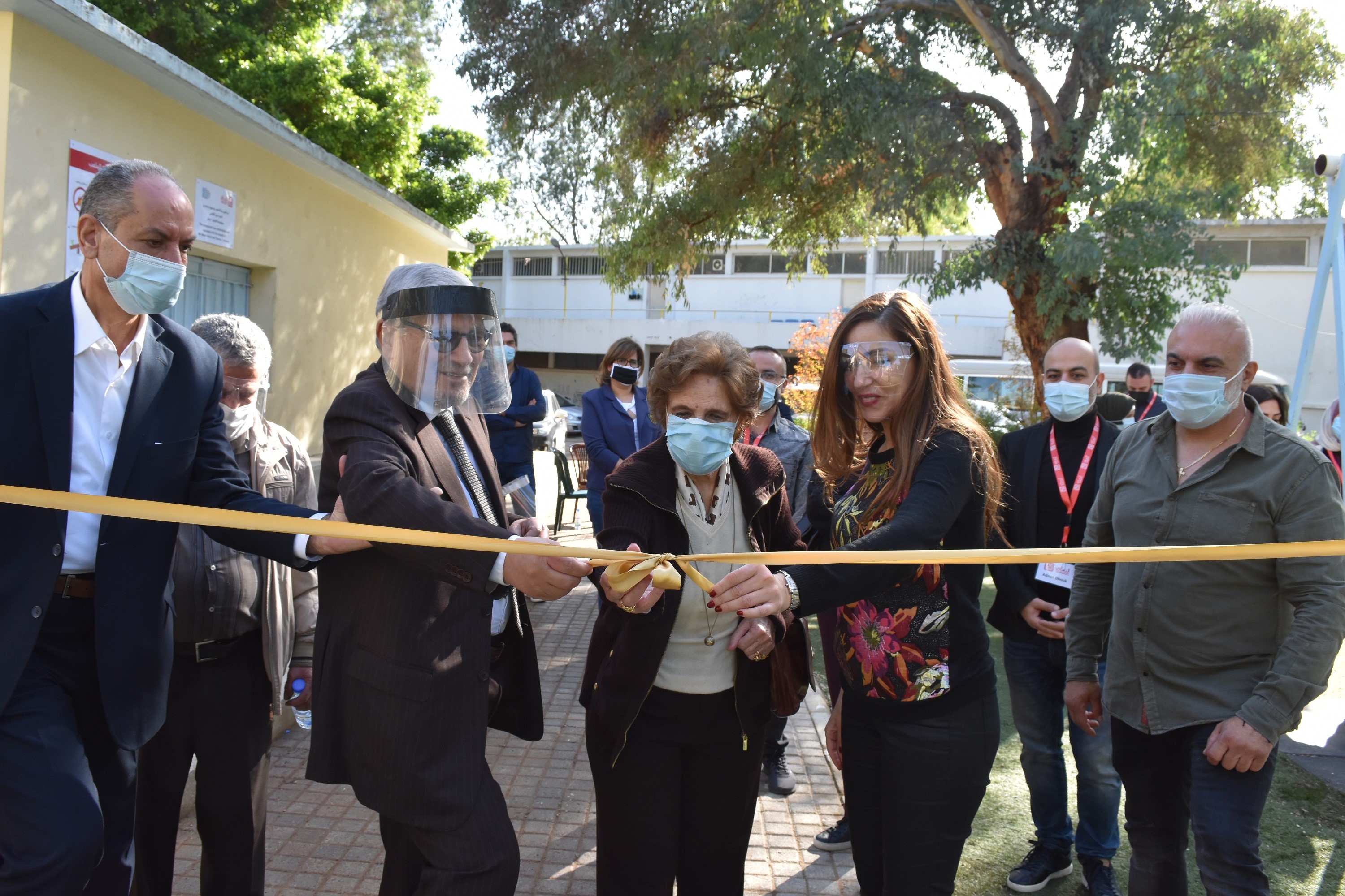 وفد مؤسسة "التعاون" خلال مشاركته في افتتاح ملعب رياضي بمخيم ضبيه شرق بيروت