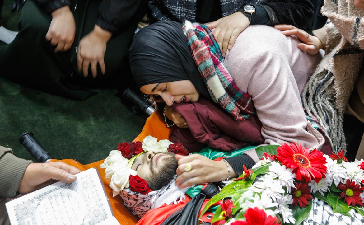 خطيبة الشهيد محمد عيسى عباس (26 عاما) أثناء وداع جثمانه في مخيم الأمعري (تصوير: بهاء نصر/وفا)