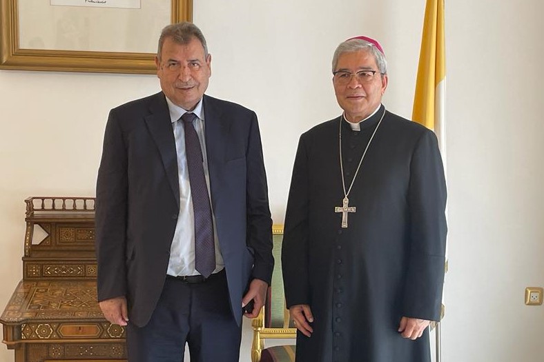 عضو اللجنة التنفيذية لمنظمة التحرير، رئيس اللجنة الرئاسية العليا لمتابعة شؤون الكنائس في فلسطين رمزي خوري يلتقي القاصد الرسولي 