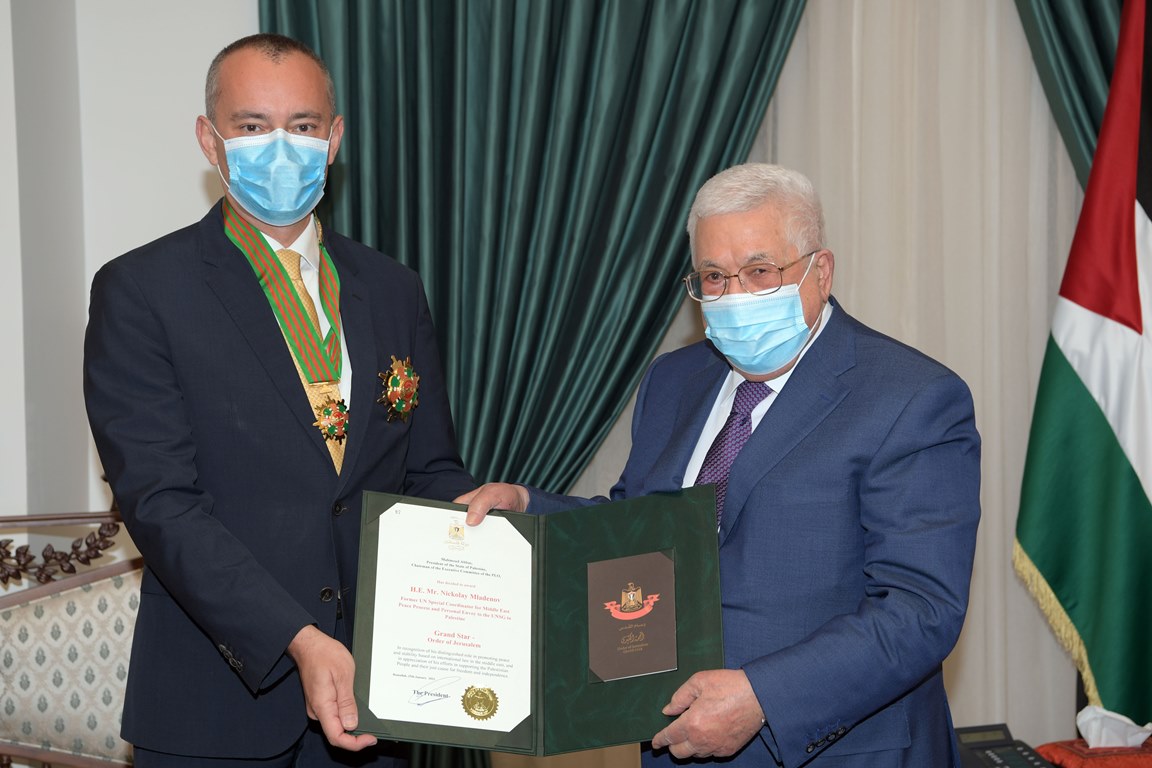 الرئيس خلال منحه ميلادينوف "النجمة الكبرى" من وسام القدس (عدسة: ثائر غنايم)
