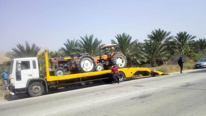 الاحتلال يستولي على جرارين زراعين ويحمّلهما على شاحنة شمال أريحا