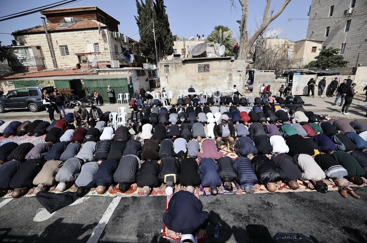 مقدسيون يؤدون صلاة الجمعة في حي الشيخ جراح (عدسة: وفا)