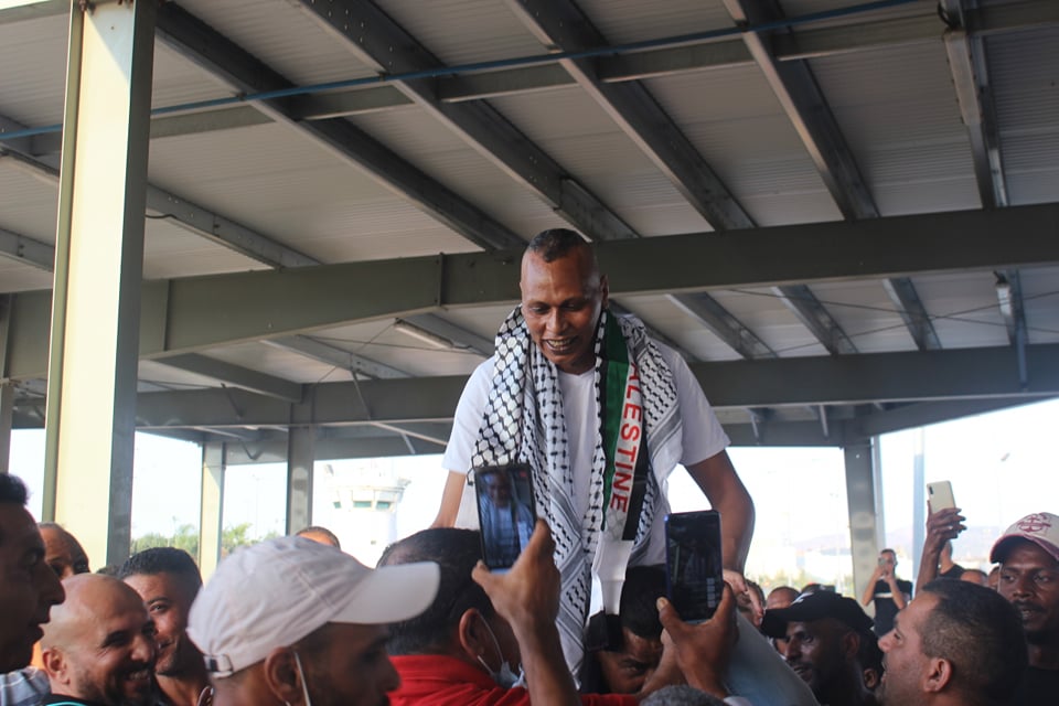 الأسير السيلاوي لحظة الإفراج عنه. (عدسة:ثائر أبو بكر/وفا)