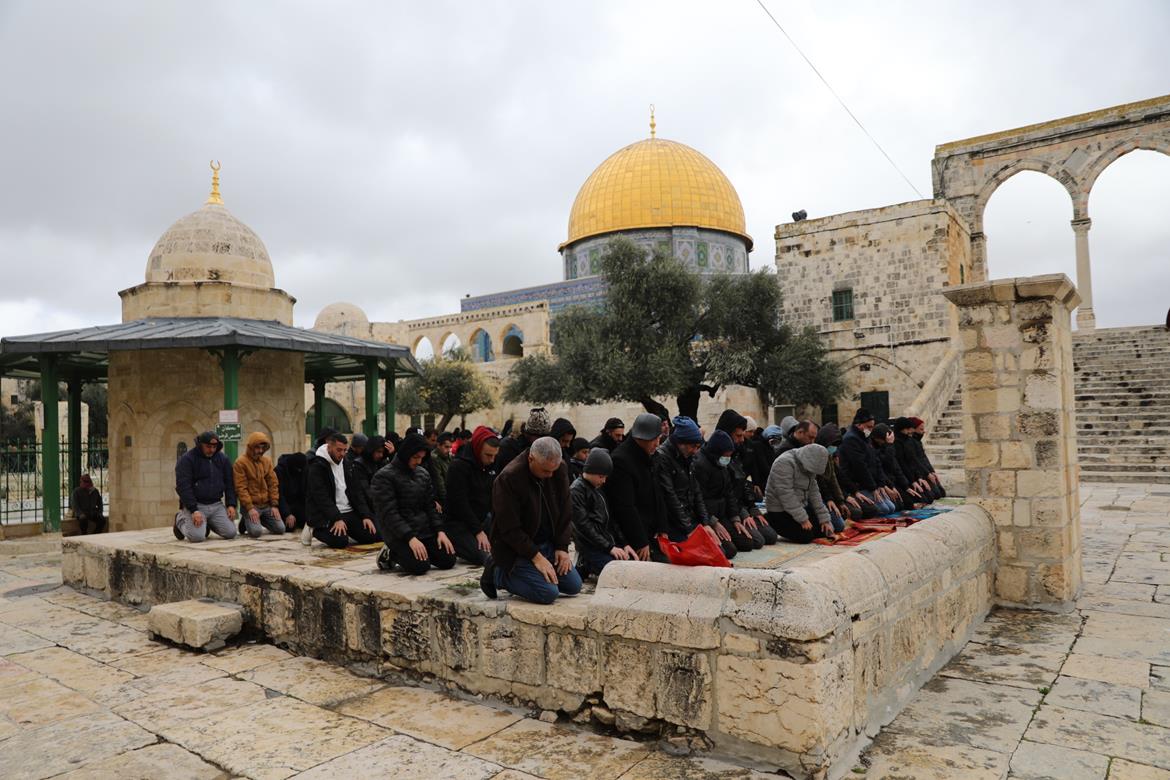 مواطنون يؤدون صلاة الجمعة في المسجد الأقصى المبارك (عدسة: وفا)