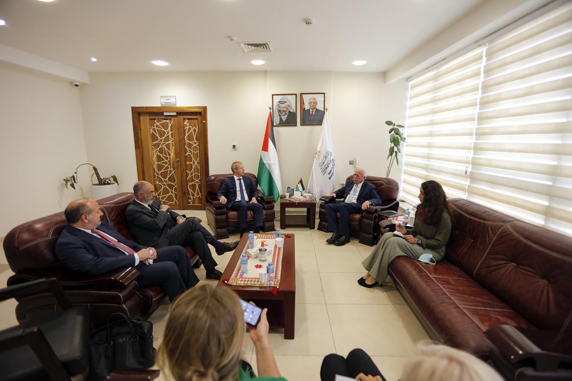 المالكي خلال لقائه مبعوث الاتحاد الأوروبي لعملية السلام في الشرق الأوسط سفين كوبمانس (تصوير: محمد أبو زيد/وفا)