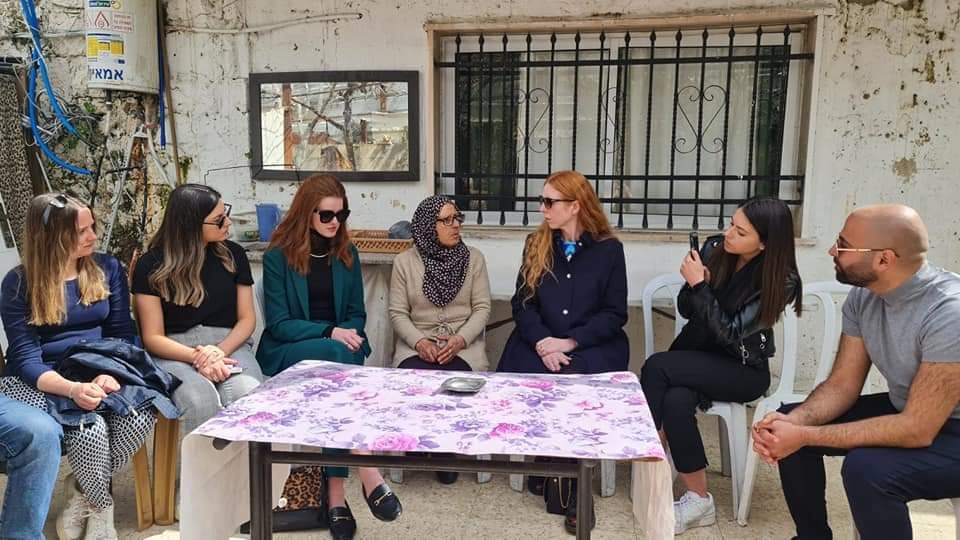 جانب من زيارة المتحدثة باسم الحكومة البريطانية روزي دياز إلى حي الشيخ جرّاح في القدس المحتلة