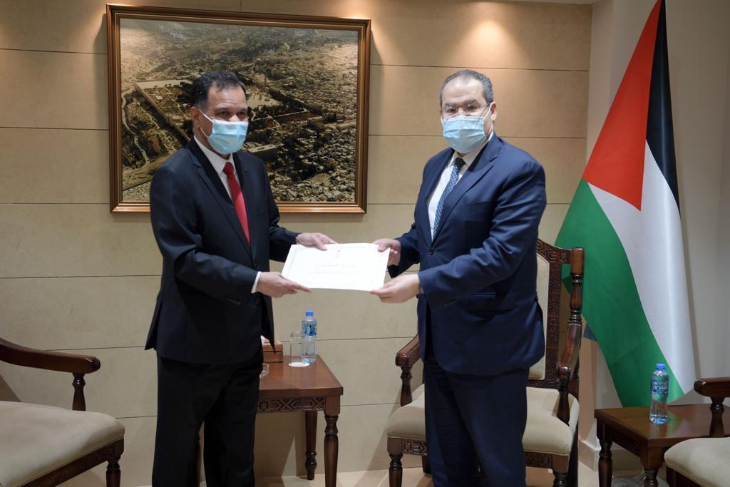 الخالدي يستقبل القائم بأعمال سفارة سلطنة عمُان (عدسة: جاغوب الجاغوب)