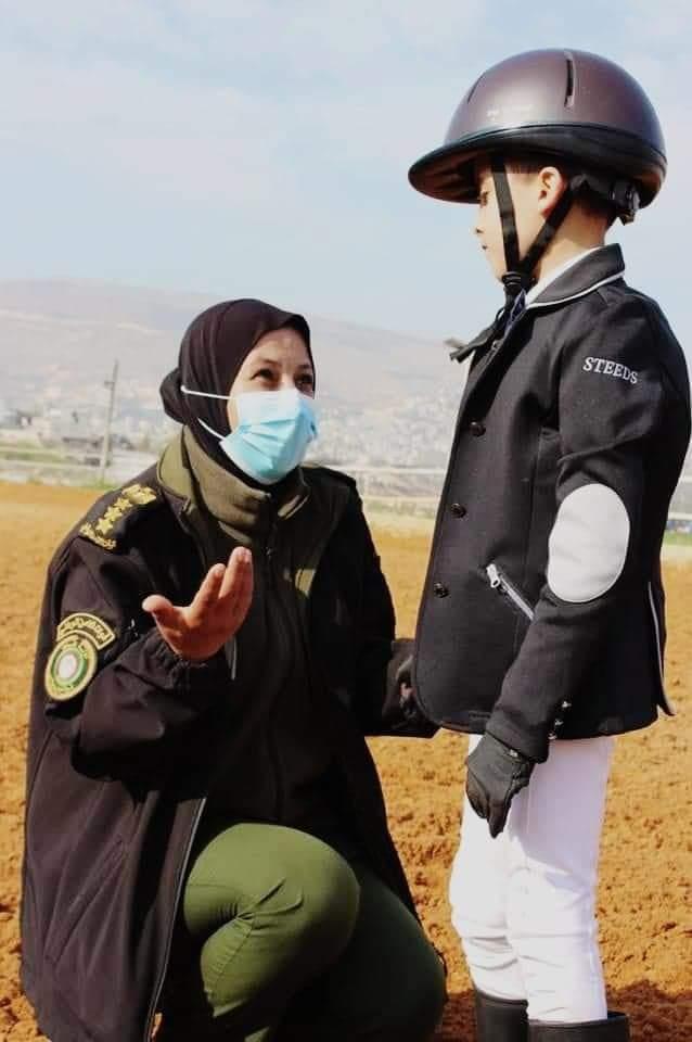 خلال تسليم المكرمة