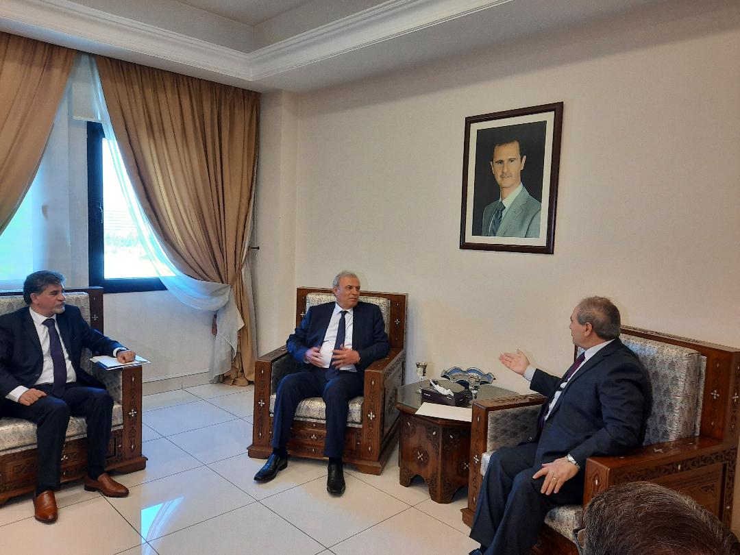 أبو عمرو خلال لقائه المقداد وتسليمه رسالة من الرئيس إلى نظيره السوري