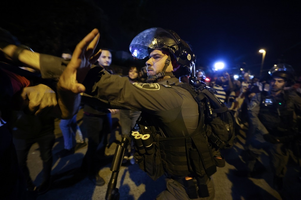 هجوم سابق للمستوطنين بحماية قوات الاحتلال الإسرائيلي على حي الشيخ جراح في القدس (أرشيف: أ ف ب)