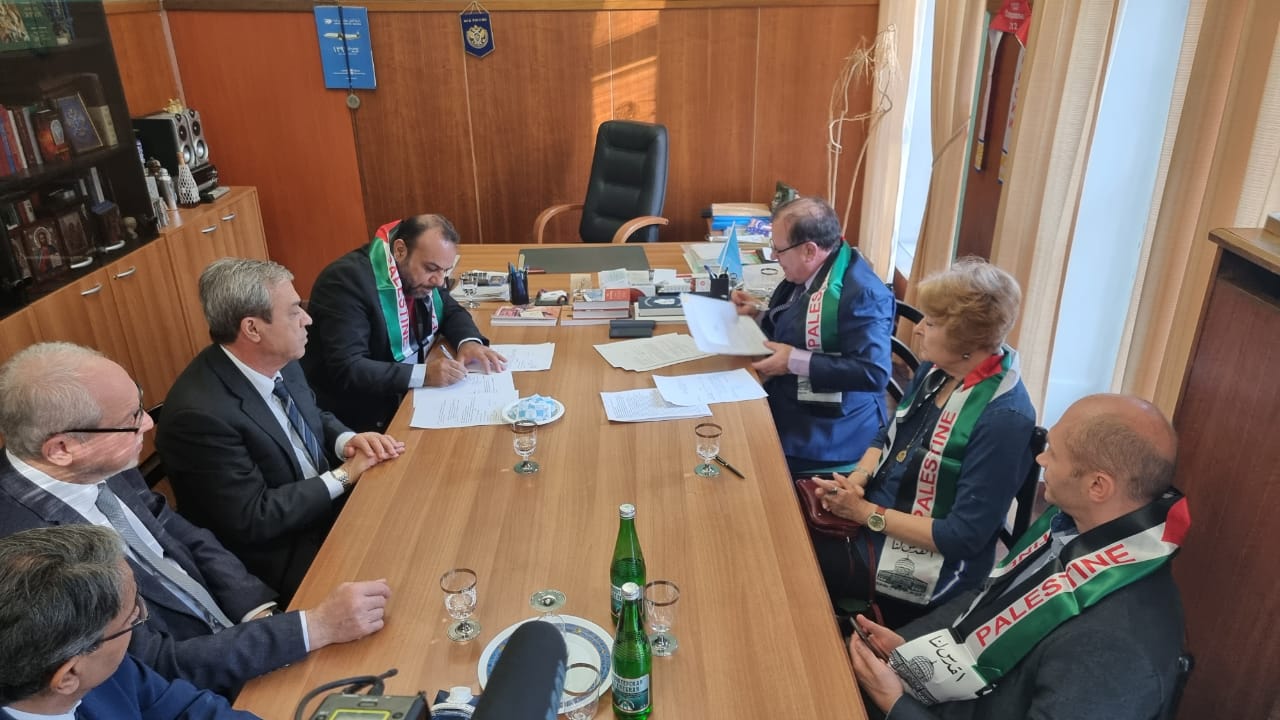 جانب من توقيع الاتفاقية