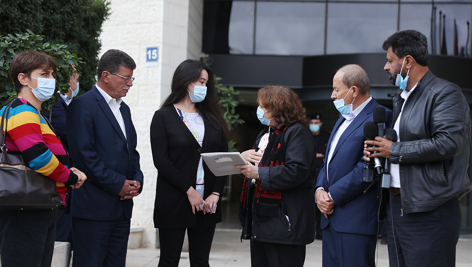 جانب من المؤتمر الصحفي وتسليم رسالة لمكتب الأمم المتحدة في رام الله (عدسة: حذيفة سرور/وفا)