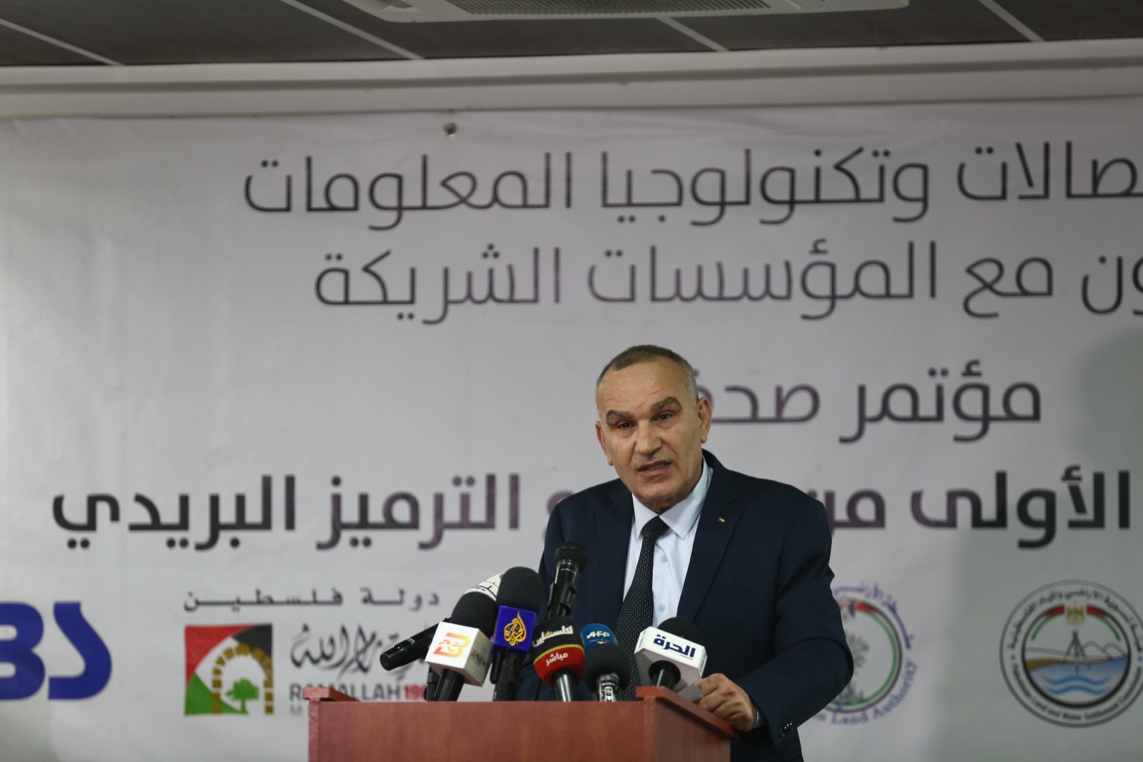 وزير الاتصالات وتكنولوجيا المعلومات إسحاق سدر يتحدث خلال المؤتمر الصحفي (عدسة: بهاء نصر/وفا)