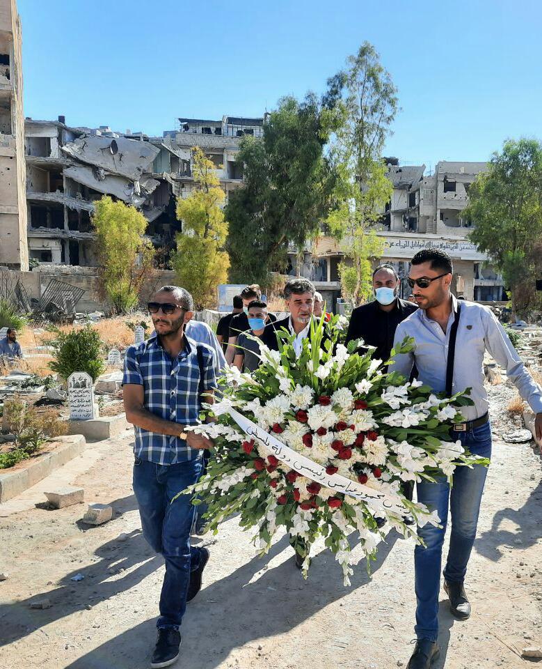 باسم الرئيس: أكاليل من الزهور على أضرحة الشهداء في مخيم اليرموك