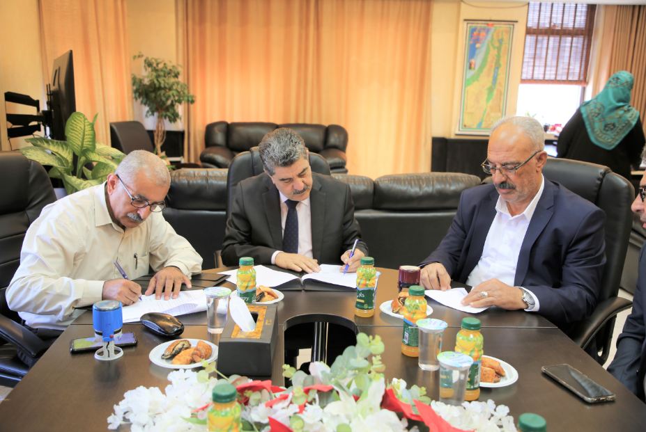 جانب من توقيع الاتفاقيتين