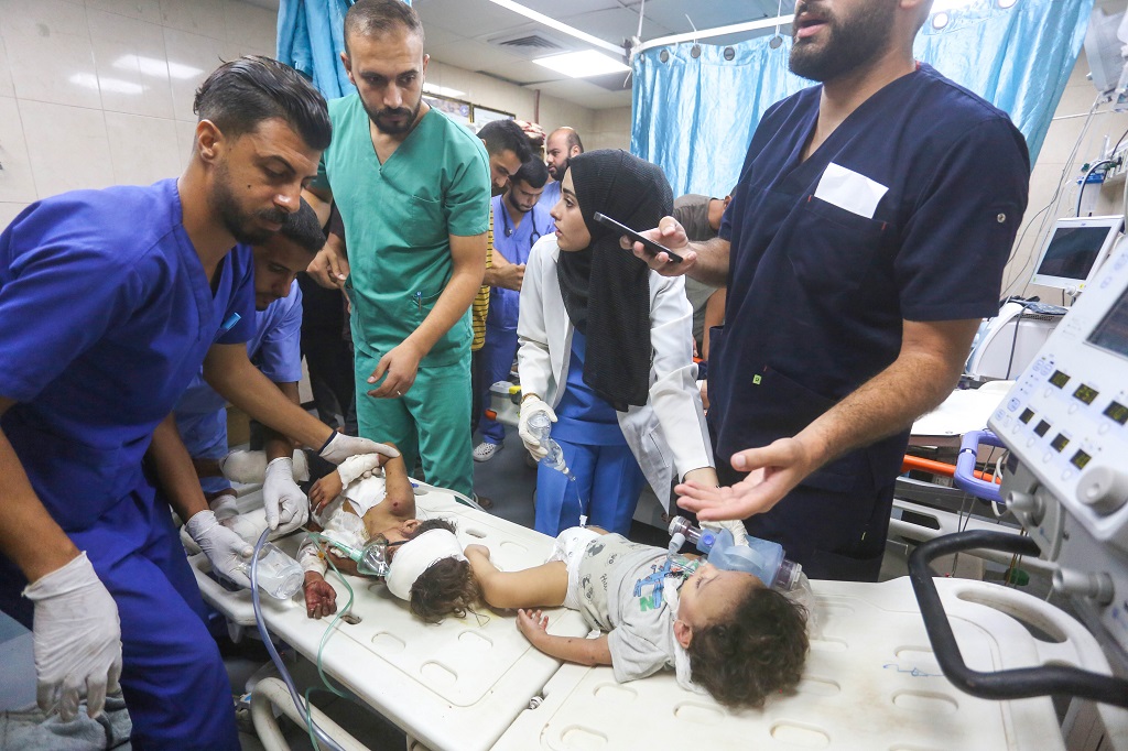 طفلان يتلقيان العلاج في مستشفى شهداء الأقصى في دير البلح وسط قطاع غزة جراء إصابتهما في غارة إسرائيلية (الأناضول)