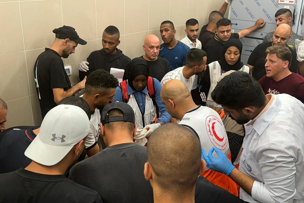 نقل جثامين الشهداء إلى مستشفى الشهيد ثابت ثابت الحكومي في طولكرم (الأناضول)