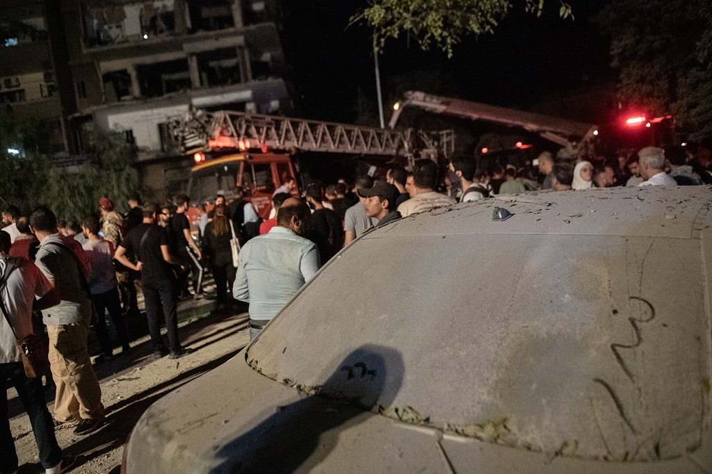 أثار الدمار الذي خلفته الغارة الإسرائيلية على حي المزة في العاصمة السورية دمشق (الأناضول)