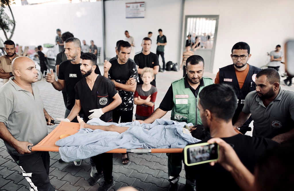 نقل جرحى من مستشفى الشهيد كمال عدوان في بلدة بيت لاهيا شمال قطاع غزة إلى مستشفيات مدينة غزة (الأناضول)