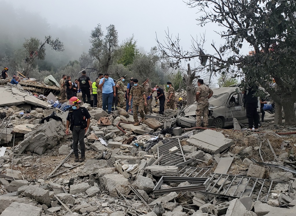أعمال البحث والإنقاذ حول المبنى الذي دمرته الغارة الإسرائيلية في بلدة أيطو قضاء زغرتا شمال لبنان (تصوير: الأناضول)