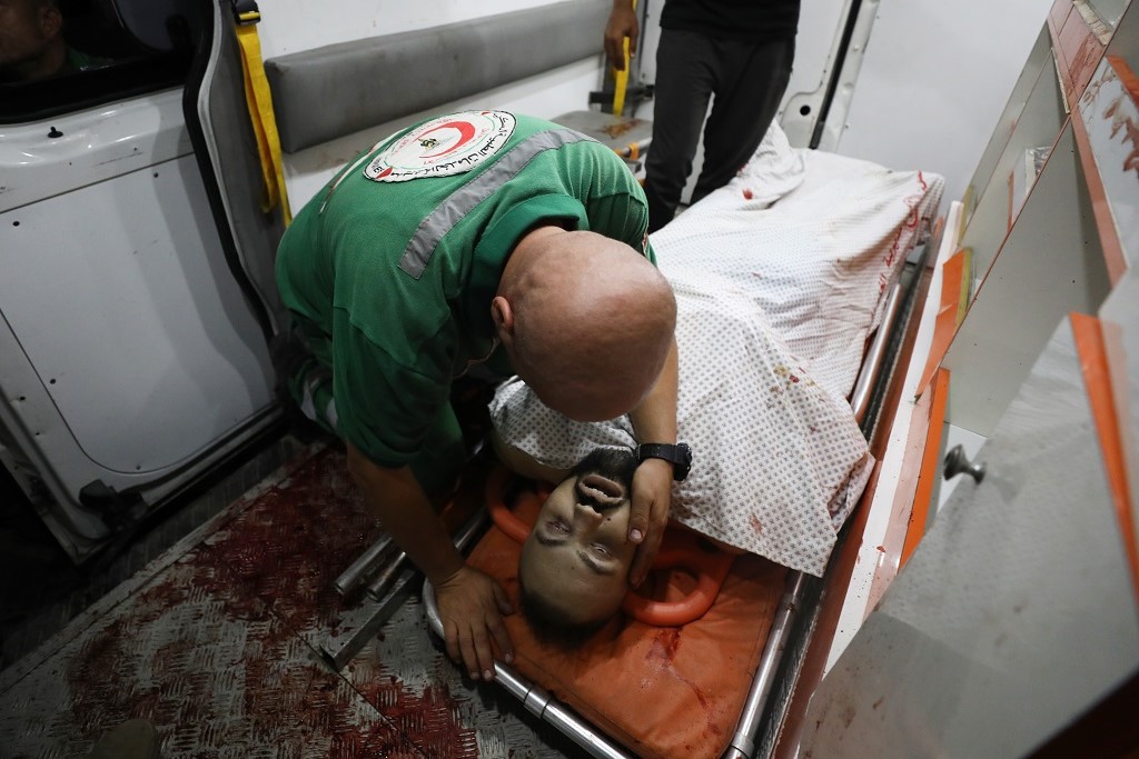 الممرض إياد العطار يفجع بشقيقه الذي استشهد في قصف الاحتلال على حي الشيخ رضوان في مدينة غزة (الأناضول)