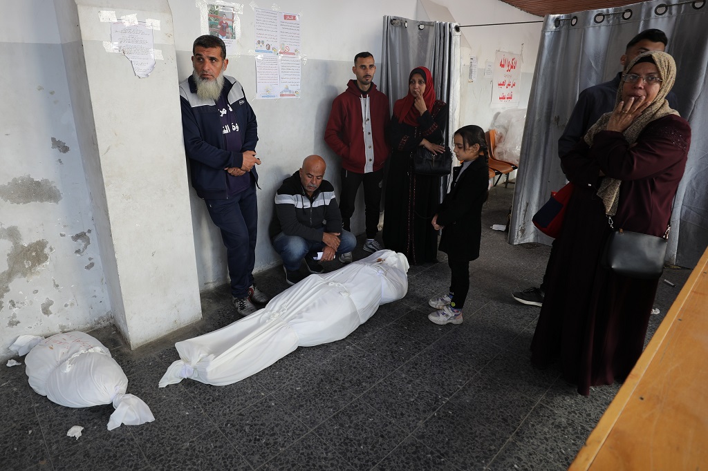 وداع جثامين شهداء في المستشفى الأهلي العربي "المعمداني" في غزة (الأناضول)