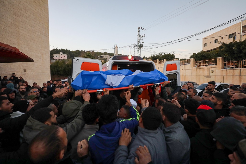 مواطنون يشيعون جثامين الشهداء من أمام المستشفى التركي في طوباس (الأناضول)