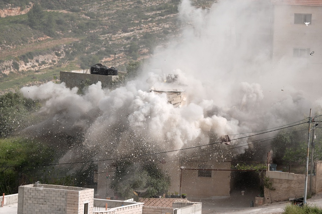 الاحتلال يفجّر منزل الشهيد مجاهد منصور في قرية دير إبزيع (تصوير: الأناضول)