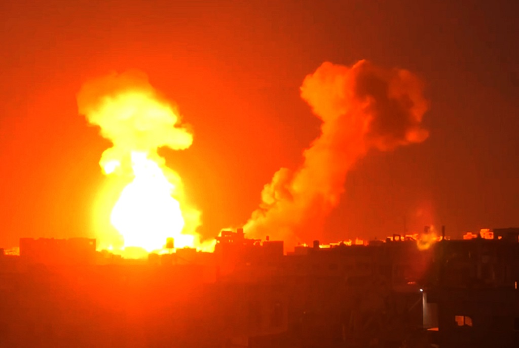 تصاعد أعمدة الدخان عقب غارة شنتها طائرات الاحتلال الإسرائيلي على جباليا شمال قطاع غزة (الأناضول)