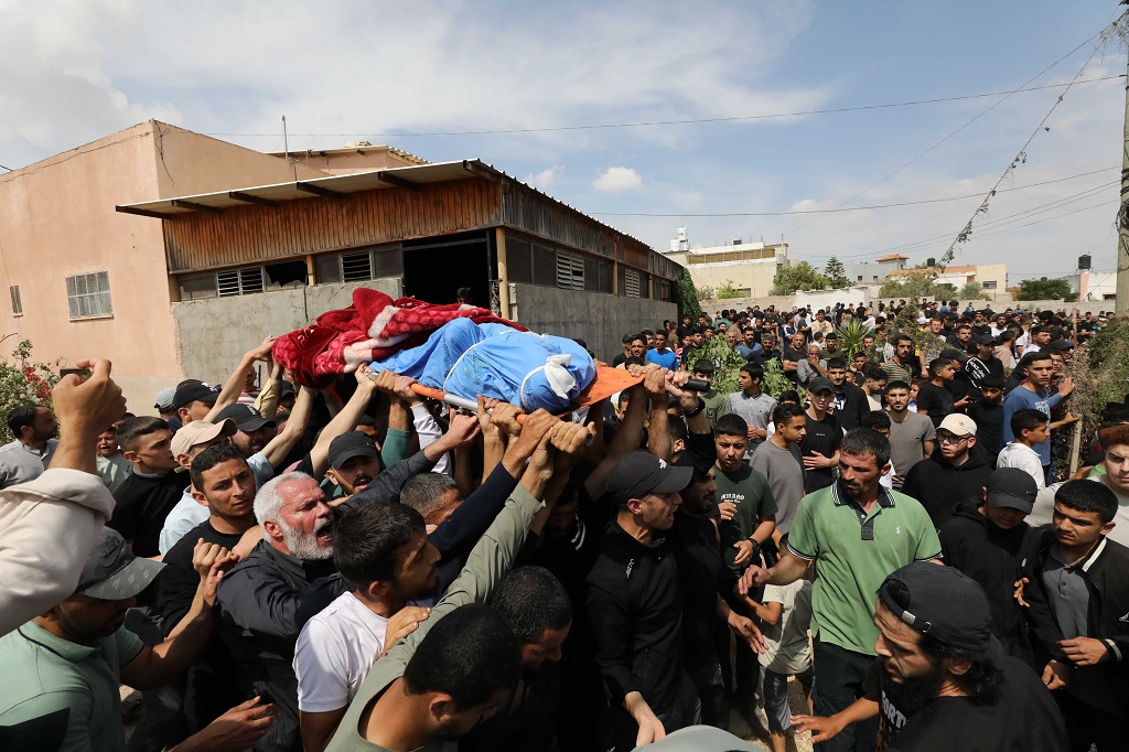 تشييع جثمان الشهيد ساهر نبيل بشارات في بلدة طمون جنوب طوباس (الأناضول)