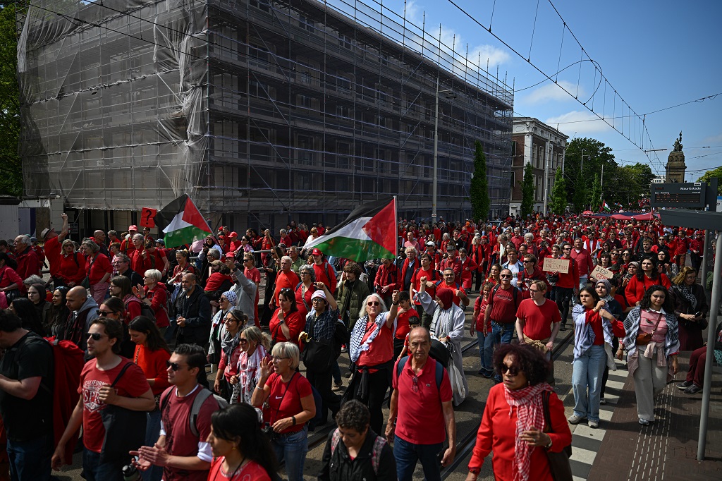 جانب من التظاهرة في مدينة لاهاي الهولندية (الأناضول)