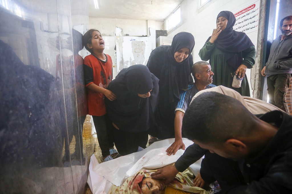 وداع جثامين الشهداء في مستشفى شهداء الأقصى في دير البلح وسط قطاع غزة (الأناضول)