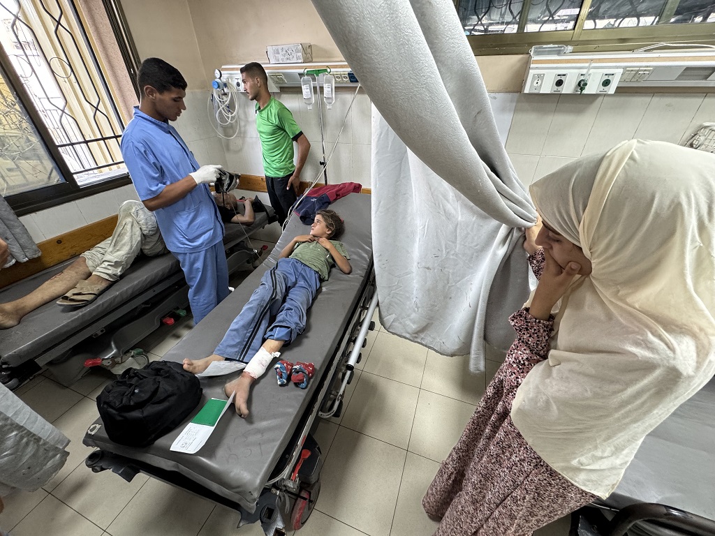 مصابون يتلقون العلاج في مستشفى ناصر في خان يونس جنوب قطاع غزة (الأناضول)