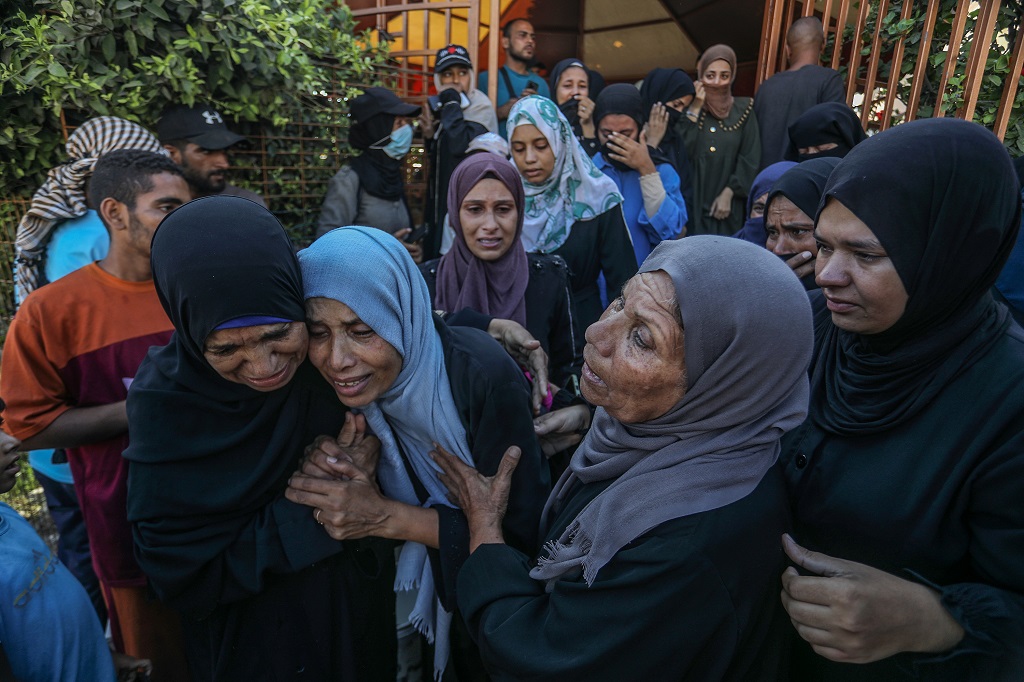 وداع جثامين الشهداء في مستشفى ناصر في خان يونس جنوب قطاع غزة (الأناضول)