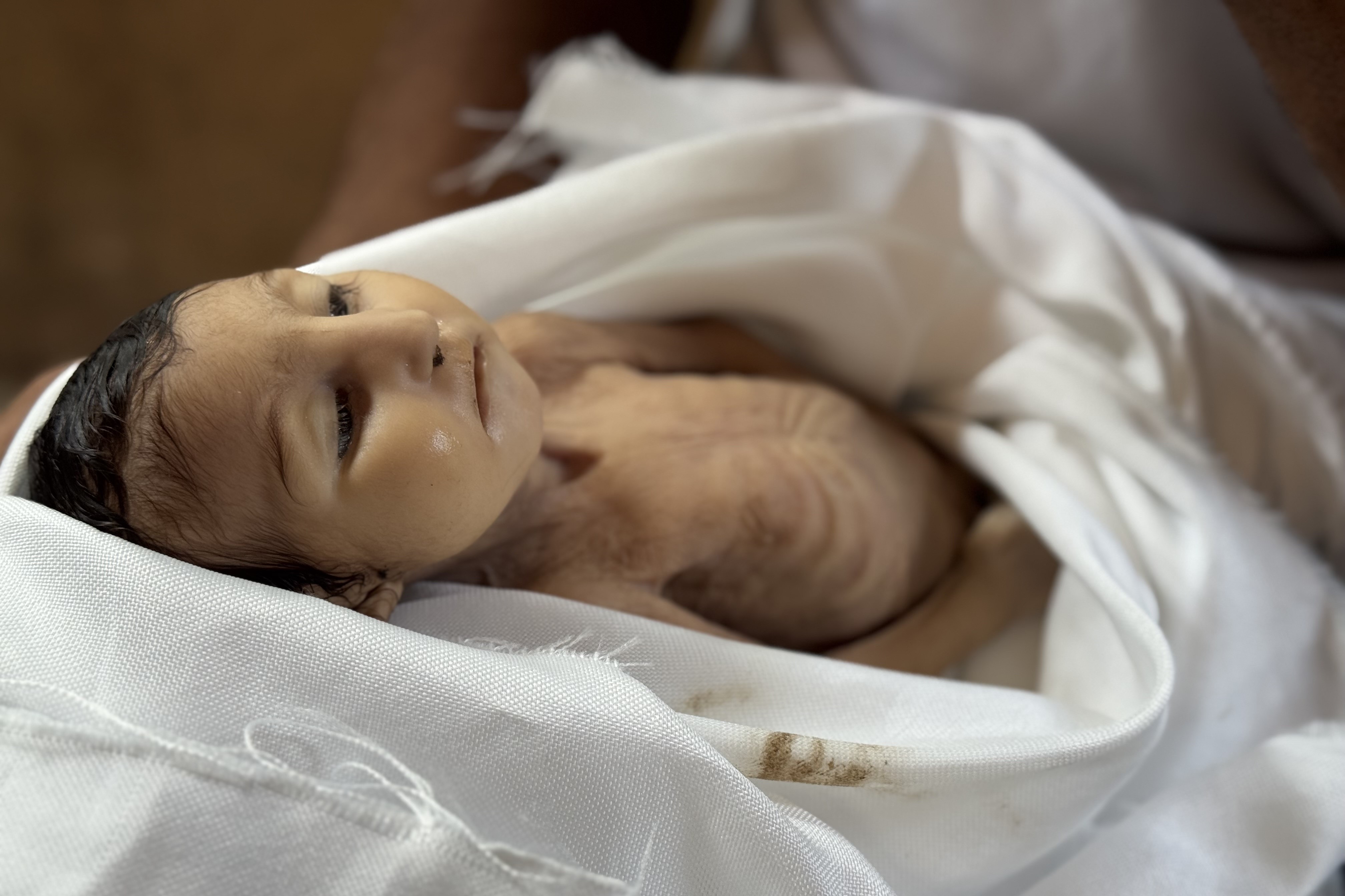 تشييع جثمان الرضيعة غدير بريكة في خان يونس (الأناضول)