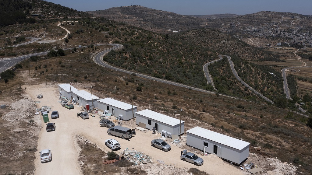 صورة أرشيفية للبؤرة الاستعمارية التي أقيمت في العام الماضي على أراضي المواطنين جنوب قرية اللبن الشرقية (أ ف ب)