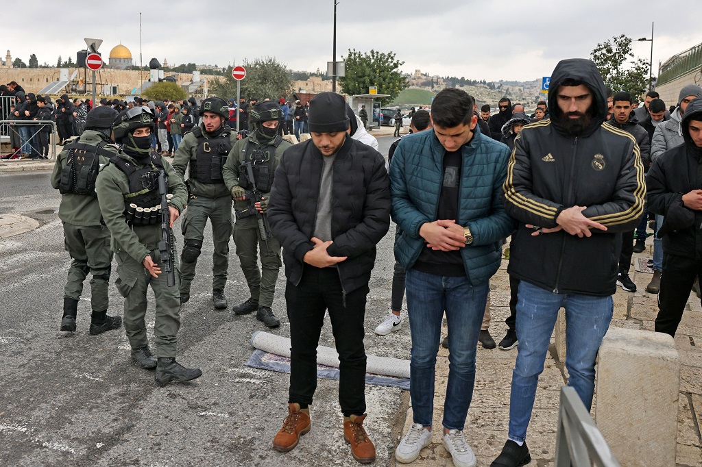 قوات الاحتلال الإسرائيلي تقمع المصلين قرب حي وادي الجوز بالقدس المحتلة (أ ف ب)