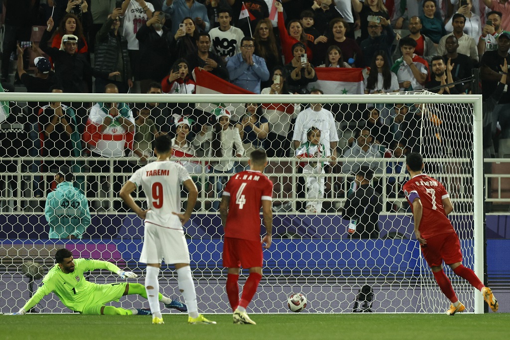 جانب من مباراة سوريا وإيران (أ ف ب)