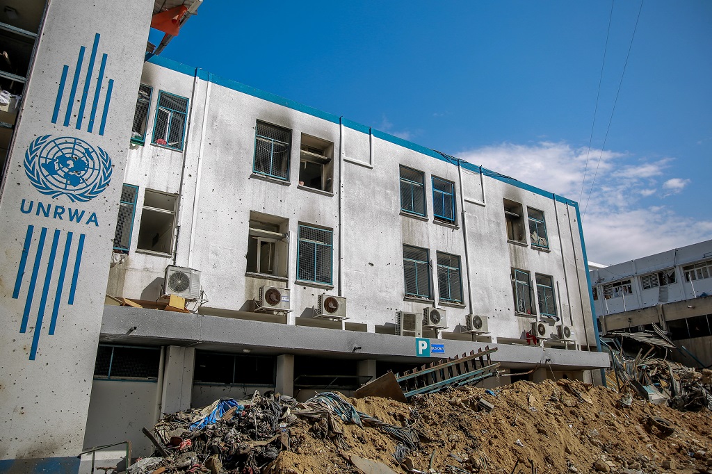 مقر وكالة "الأونروا" الرئيسي في مدينة غزة والذي لم يسلم من القصف الإسرائيلي على القطاع (أ ف ب)
