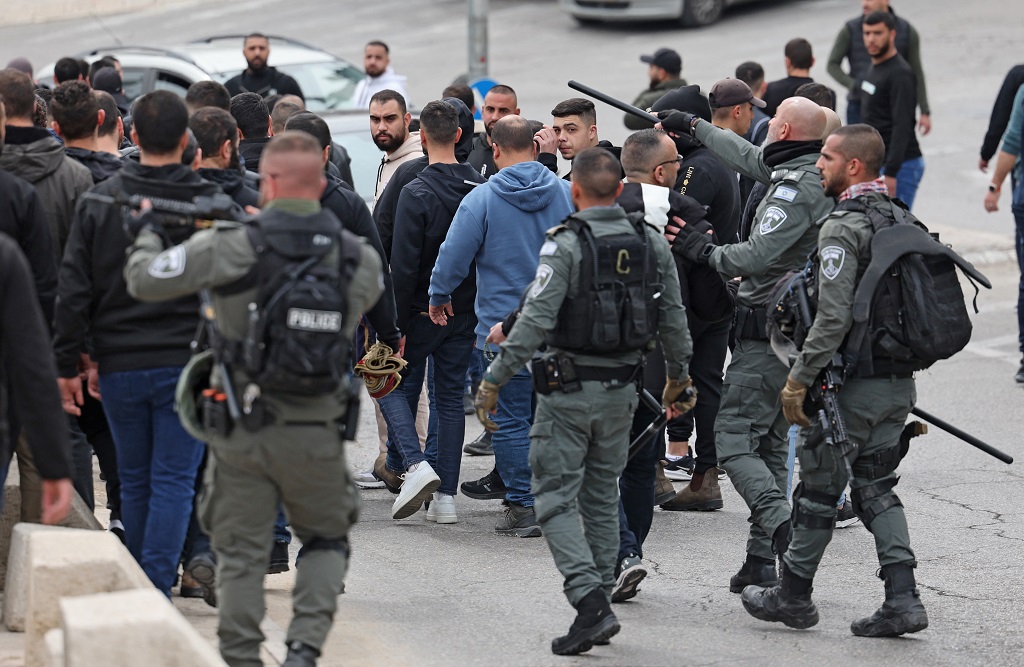قوات الاحتلال الإسرائيلي تعتدي على المصلين قرب باب الأسباط في القدس المحتلة (أ ف ب)