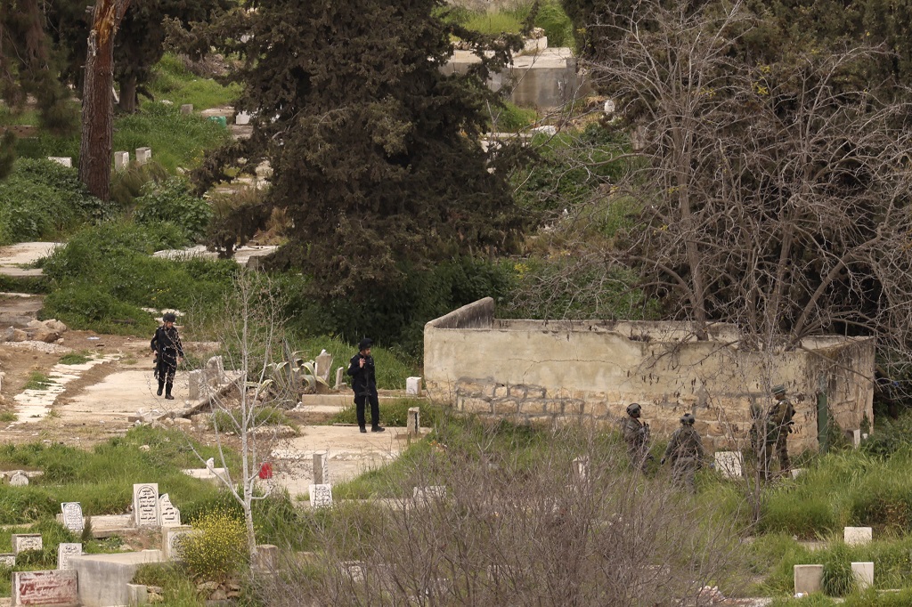 قوات الاحتلال الإسرائيلي تداهم مقبرة مدينة الخليل الإسلامية عقب إطلاقها النار على الشاب محمود نوفل (42) الذي أعلن عن استشهاده لاحقا (أ ف ب)