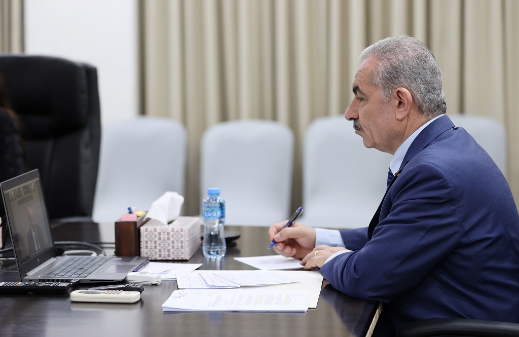 رئيس الوزراء محمد اشتية خلال مشاركته عبر الفيديو في اجتماع التحالف التقدمي المنعقد في العاصمة الألمانية برلين (تصوير: شادي حاتم)