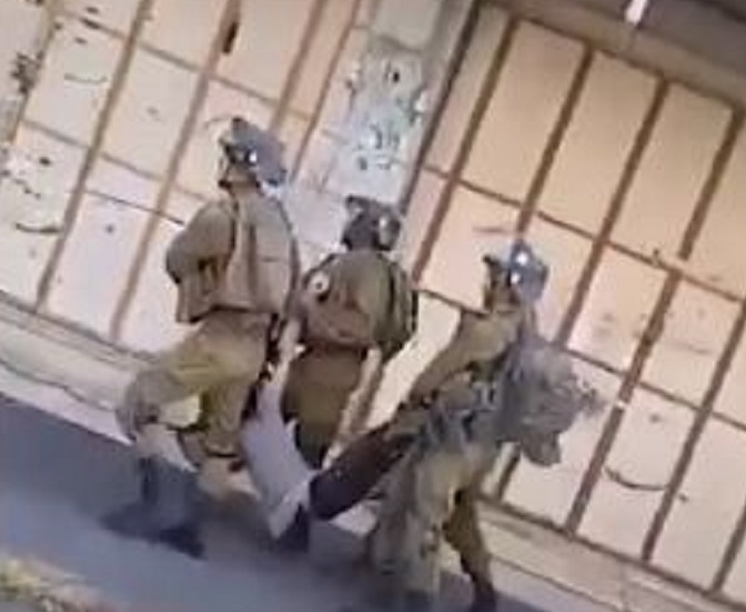 جنود الاحتلال خلال اعتقالهم طفلا مصابا وسط الخليل
