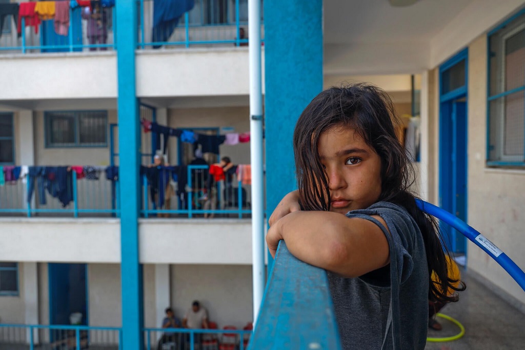 طفلة نازحة في مدرسة تابعة للأونروا في قطاع غزة 