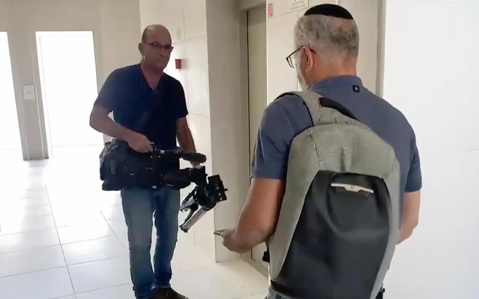 مسؤولان في وزارة الاتصالات الإسرائيلية يصادران معدات وكالة أسوشيتد برس من موقعها قرب حدود غزة 